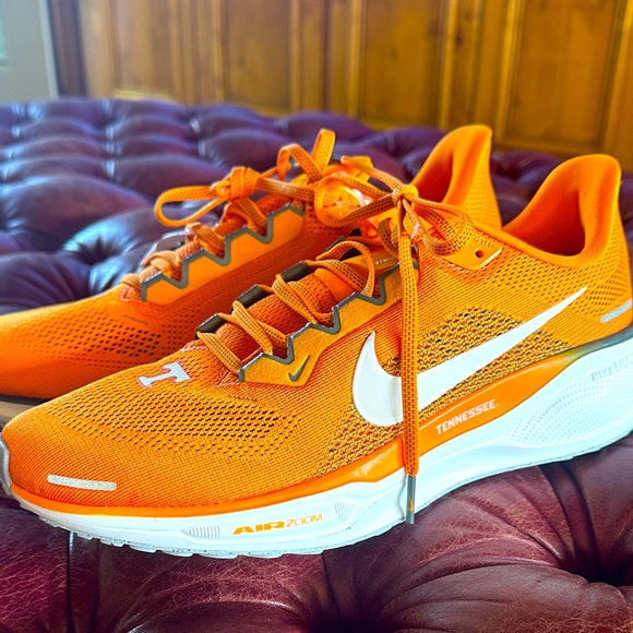Nike Men's University of Tennessee Orange Athletic Shoes Size 9.5 - Picture 1 of 4